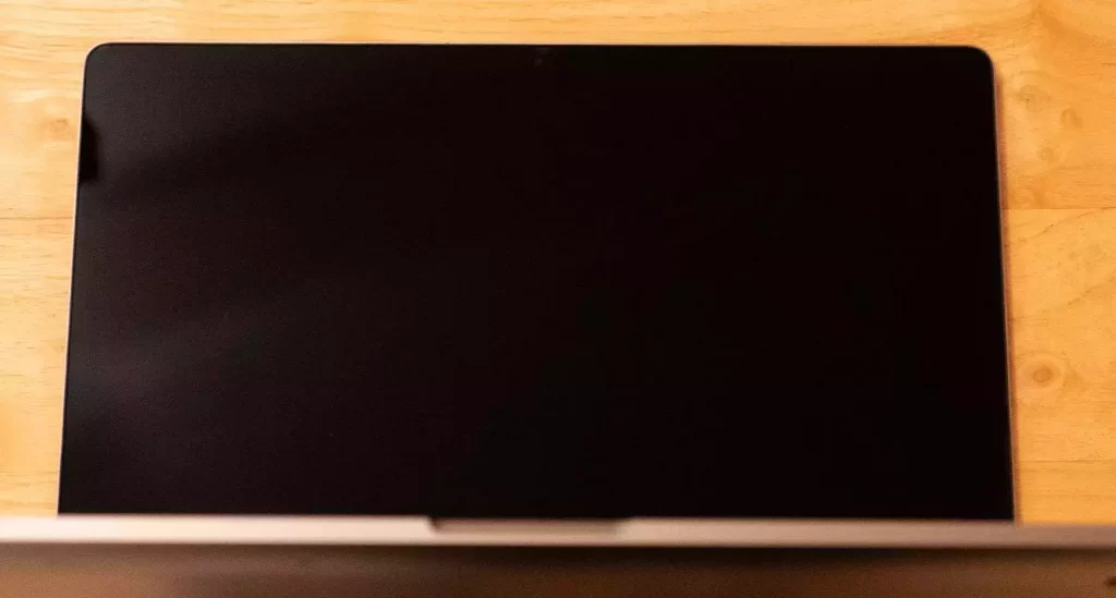 如何清洁 MacBook 屏幕而不损坏它