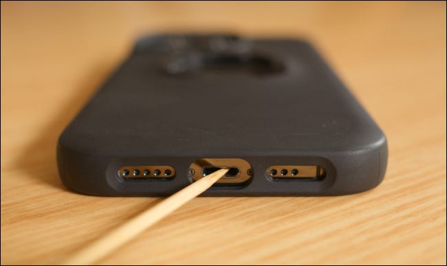 如何清洁 iPhone 的充电端口 如何清洁 iPhone 的充电端口