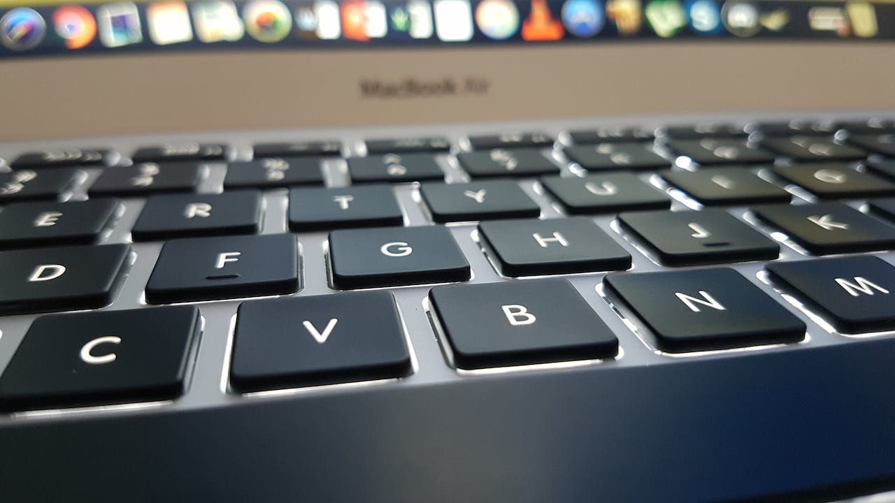 如果水洒在MacBook键盘上该怎么办 如果水洒在MacBook键盘上该怎么办